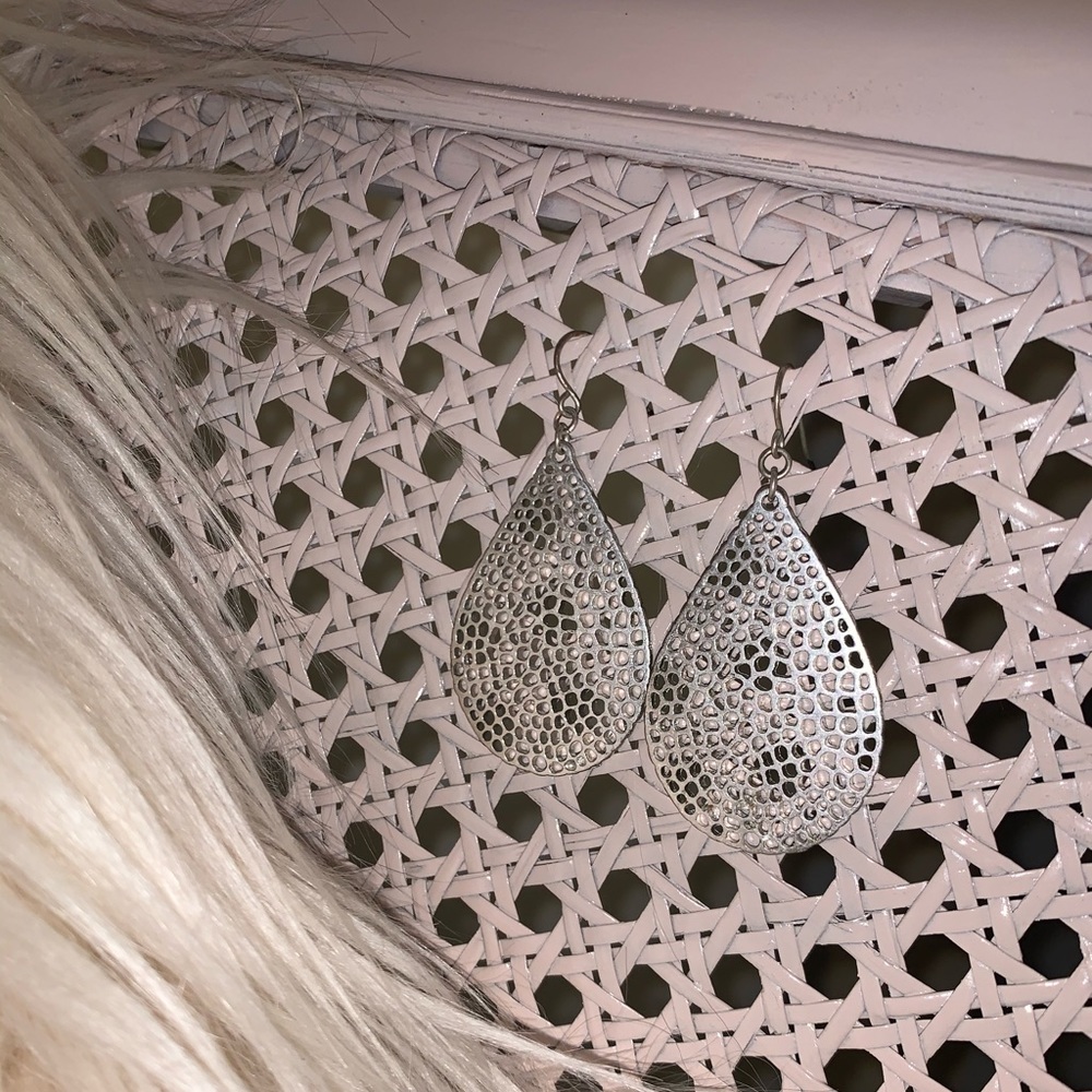 💧 silver tear drop earrings💧